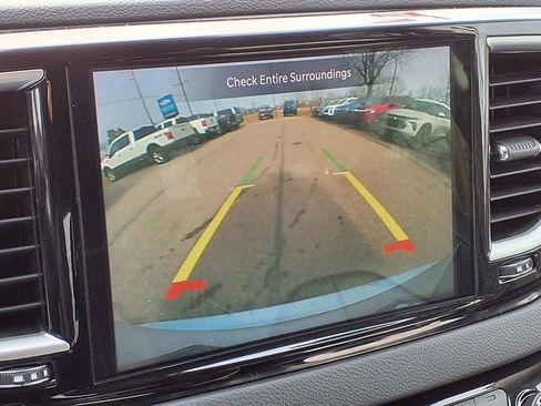 Used 2024 Chrysler Pacifica Touring-L image 26