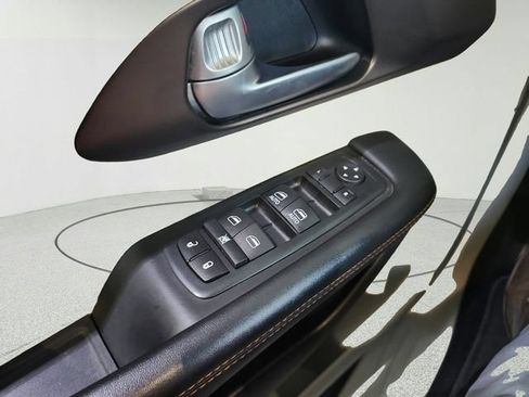 Used 2017 Chrysler Pacifica Touring-L FWD image 19