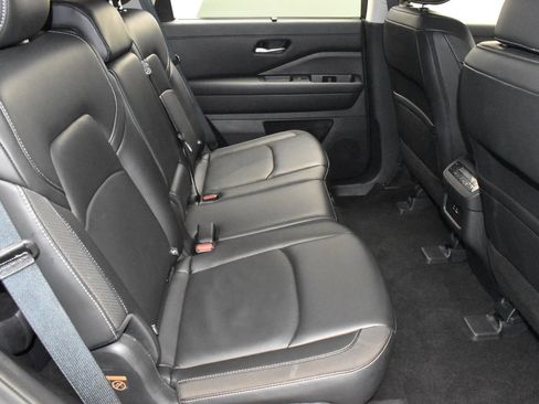 Used 2025 Nissan Pathfinder SL AWD/4WD image 31