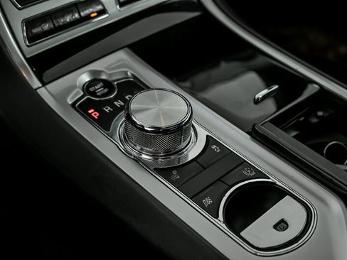 Used 2015 Jaguar XF Portfolio image 33