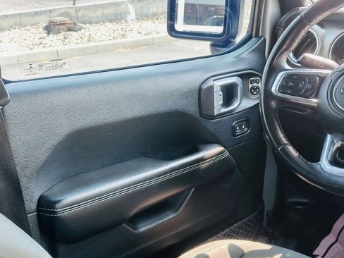 Used 2018 Jeep Wrangler Unlimited Sahara AWD/4WD image 15
