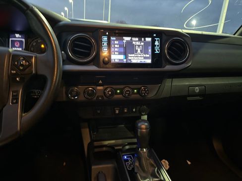 Used 2019 Toyota Tacoma TRD Off-Road image 19