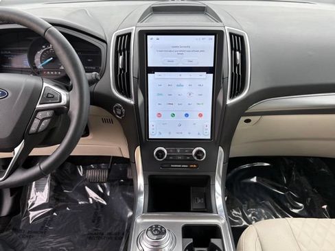Certified 2024 Ford Edge Titanium AWD/4WD image 16