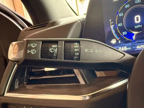 Used 2025 Chevrolet Suburban Premier image 40