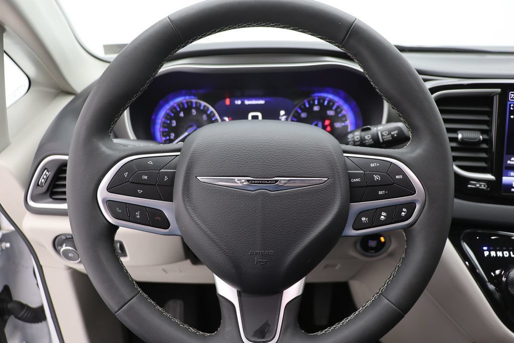 Used 2024 Chrysler Pacifica Touring-L FWD image 16