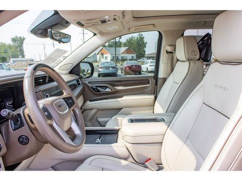 Used 2024 GMC Yukon Denali w/ Advanced Technology Package AWD/4WD image 32