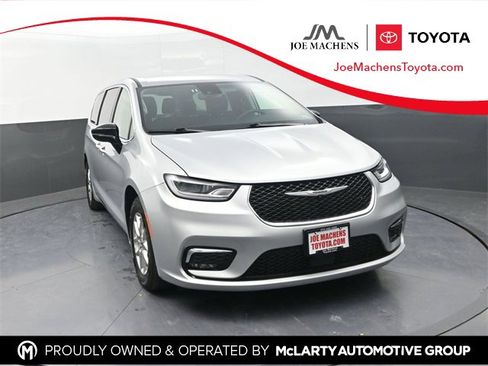 Used 2024 Chrysler Pacifica Touring-L image 1