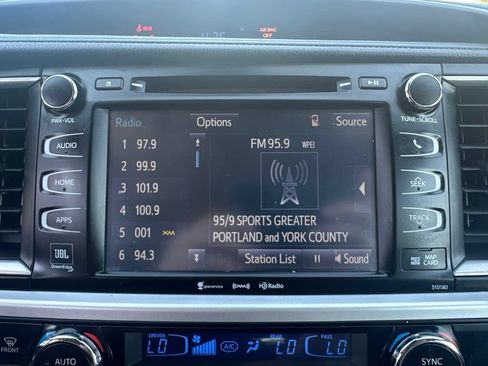 Used 2018 Toyota Highlander Limited Platinum w/ Carpet Mat Package (TMS) AWD/4WD image 28