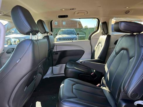 Used 2023 Chrysler Pacifica Touring-L image 11