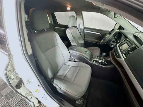 Used 2019 Toyota Highlander LE image 30