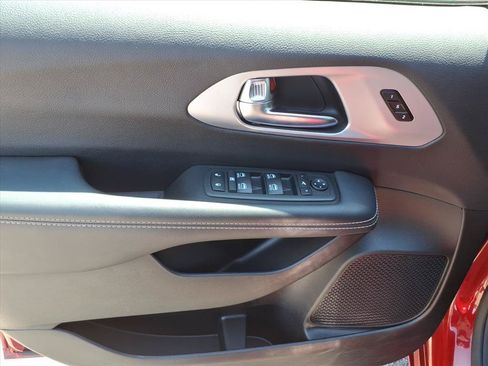 Used 2025 Chrysler Pacifica Limited FWD image 19