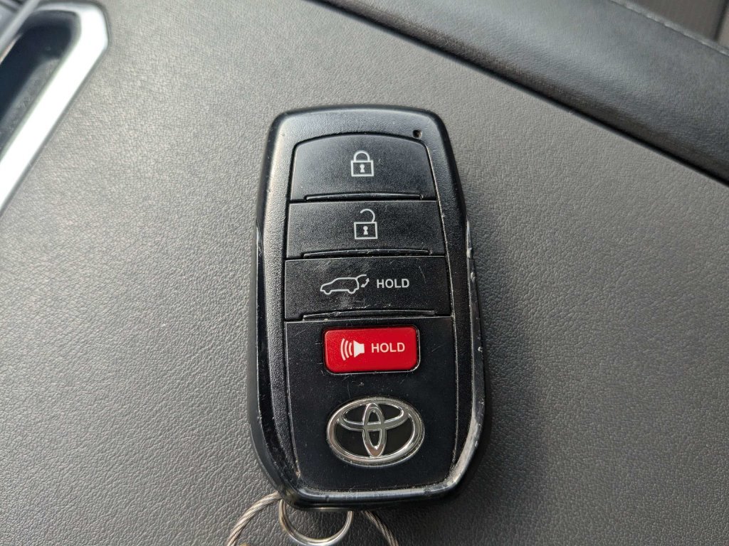 Used 2025 Toyota Highlander LE FWD image 35