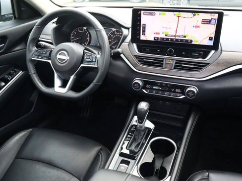Used 2024 Nissan Altima 2.5 SL FWD image 9