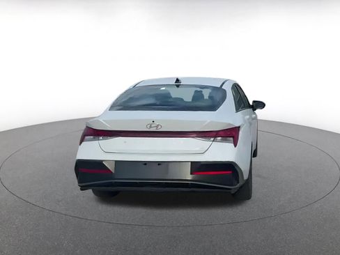 Used 2025 Hyundai Elantra Limited image 10