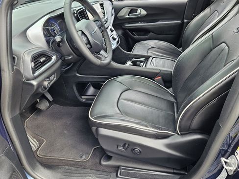 Used 2025 Chrysler Pacifica Limited FWD image 14