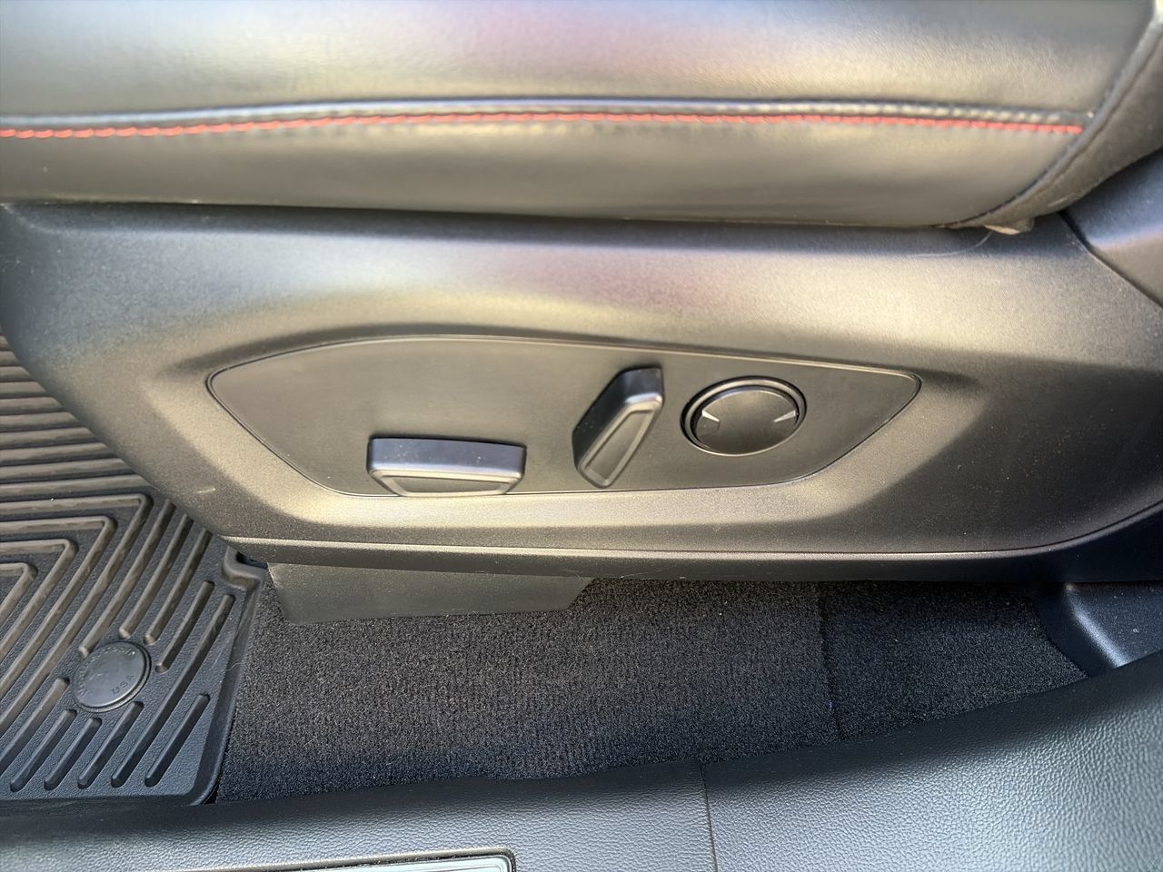 Used 2025 Ford Explorer ST AWD/4WD image 15