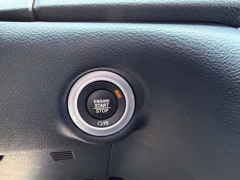 Used 2025 Chrysler Pacifica Select FWD image 38