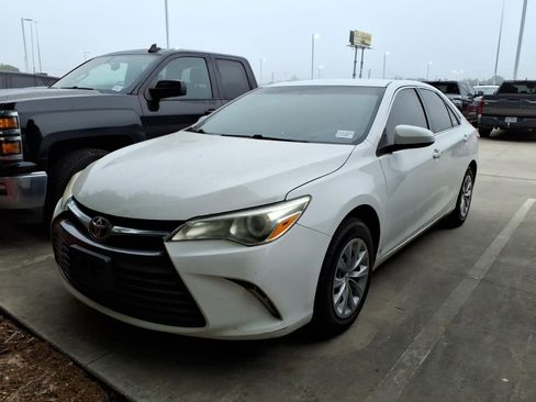 Used 2017 Toyota Camry LE image 3