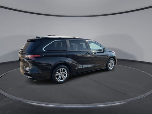 Used 2022 Toyota Sienna Platinum image 8