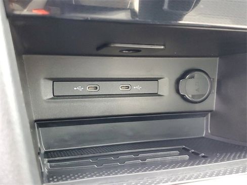 Certified 2025 Volkswagen Taos SE w/ Panoramic Sunroof Package image 22