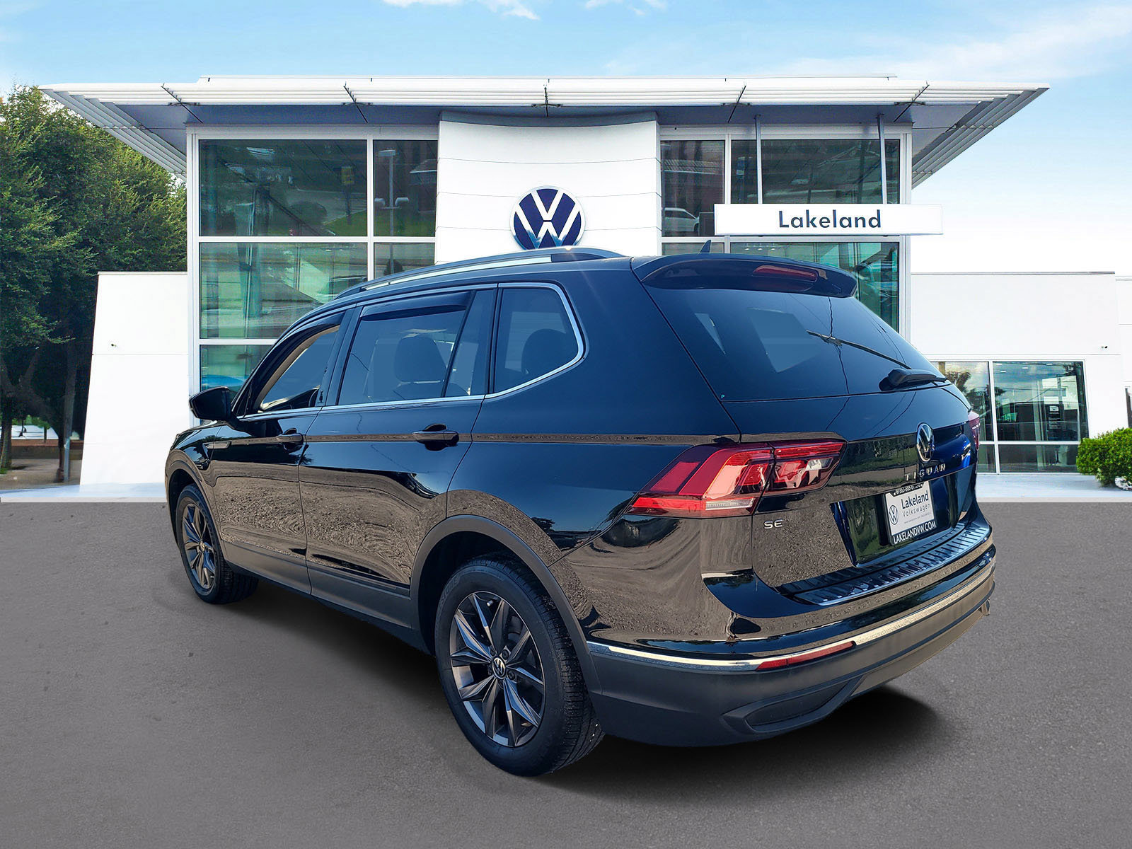 Used 2024 Volkswagen Tiguan SE FWD image 4