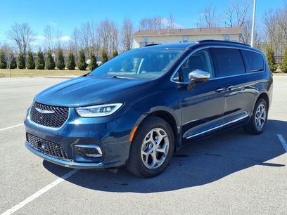 Used 2023 Chrysler Pacifica Limited w/ Uconnect Theater Family Group