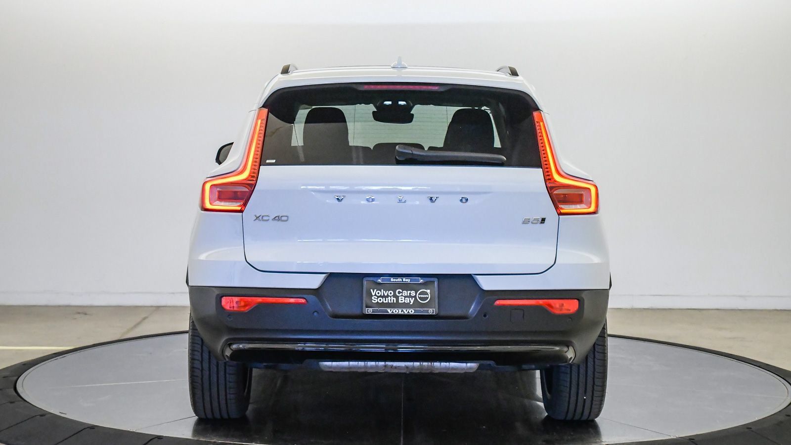 Certified 2026 Volvo XC40 B5 Plus AWD/4WD image 3