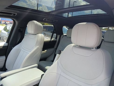 Used 2024 Land Rover Range Rover Sport SE AWD/4WD image 3
