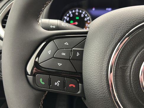Used 2021 Jeep Renegade Latitude AWD/4WD image 17