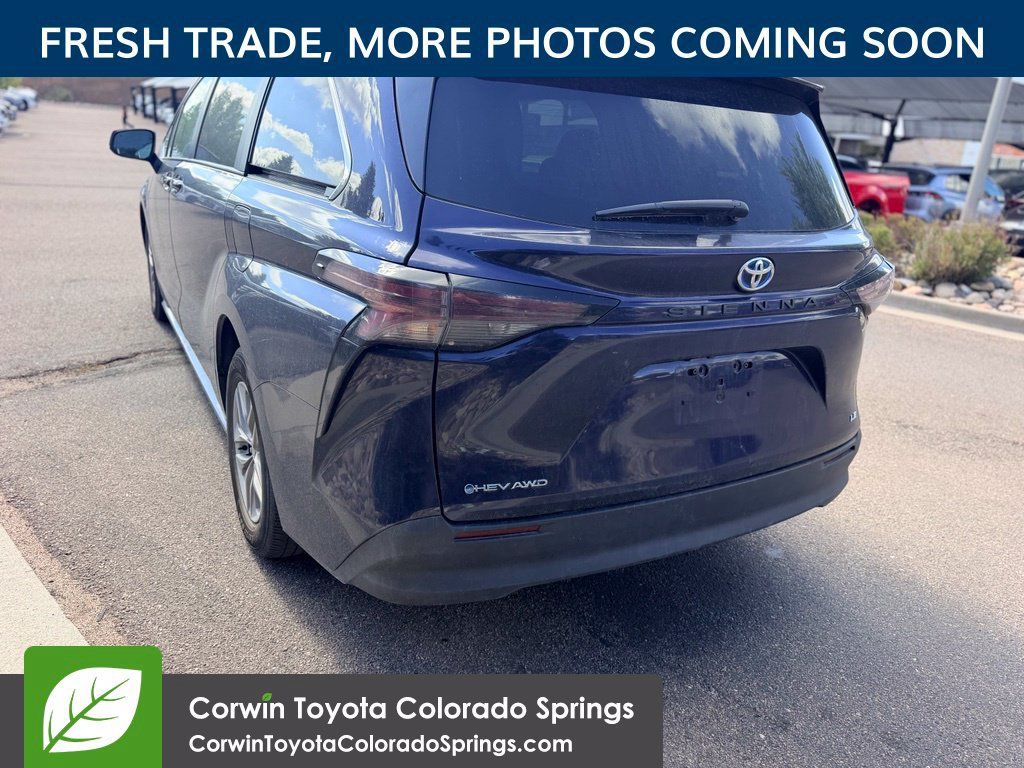 Used 2025 Toyota Sienna LE AWD/4WD image 6
