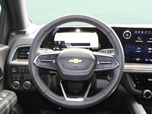 Used 2025 Chevrolet Suburban Premier image 23