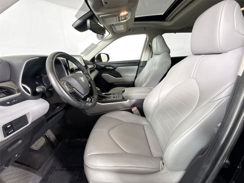 Used 2021 Toyota Highlander XLE AWD/4WD image 3