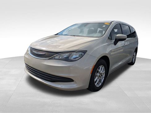 Used 2017 Chrysler Pacifica Touring image 4