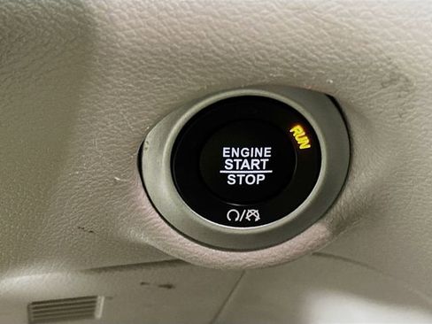 Used 2024 Chrysler Pacifica Touring-L image 18