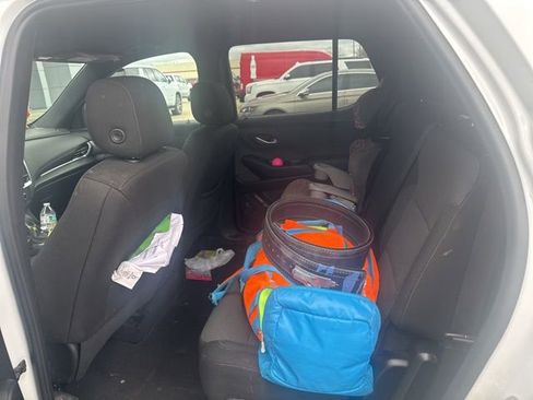 Used 2023 Chevrolet Traverse LT image 8