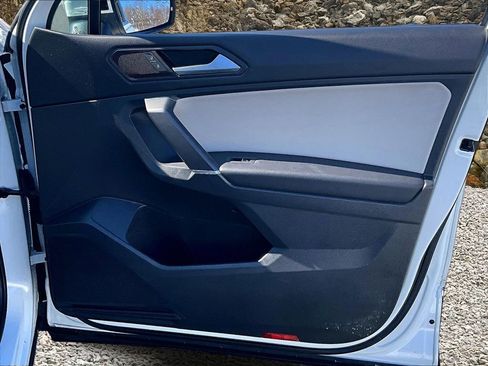 Used 2020 Volkswagen Tiguan SE image 22