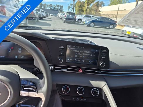 Used 2025 Hyundai Elantra SE image 17