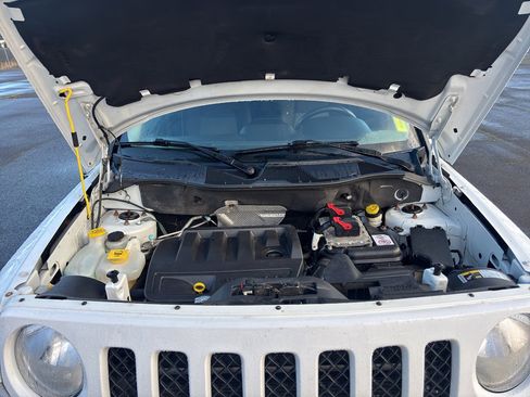 Used 2014 Jeep Patriot Latitude w/ Sun/Sound Group image 10