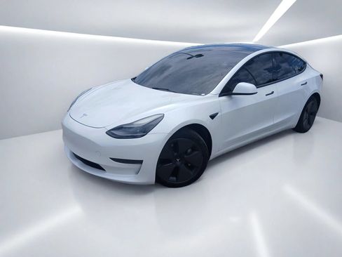 Used 2023 Tesla Model 3 Standard Range RWD image 2