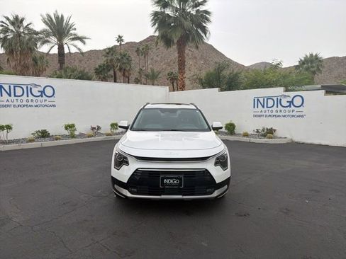 Used 2023 Kia Niro SX image 3