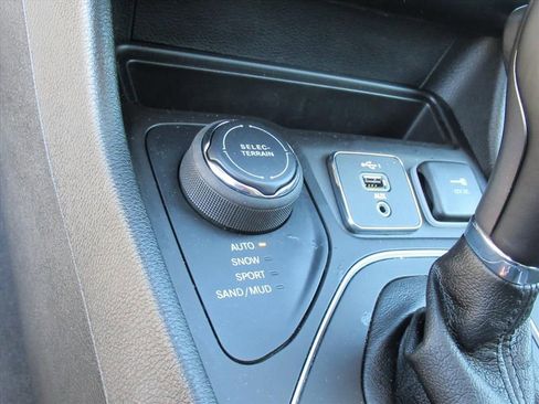 Used 2022 Jeep Cherokee Latitude w/ Sun & Sound Group image 24