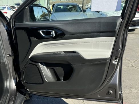 Used 2022 Jeep Compass Limited image 6