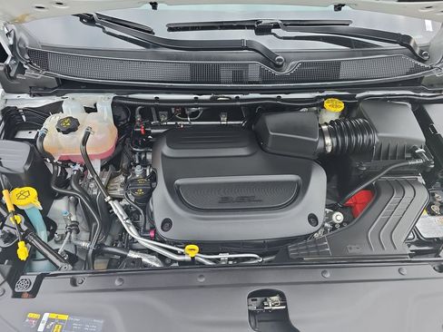 Used 2024 Chrysler Pacifica Touring-L image 25