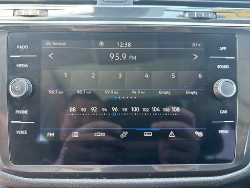Used 2023 Volkswagen Tiguan SE w/ Panoramic Sunroof Package AWD/4WD image 25