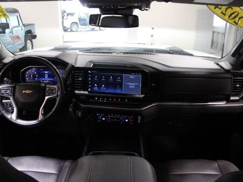 Used 2024 Chevrolet Silverado 2500 LTZ w/ LTZ Convenience Package AWD/4WD image 2