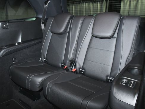Used 2025 Mercedes-Benz GLS 450 4MATIC image 60