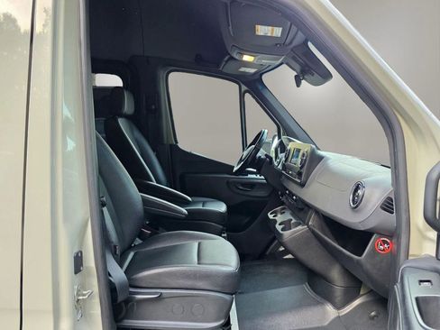Used 2021 Mercedes-Benz Sprinter 2500 w/ Premium Package image 31