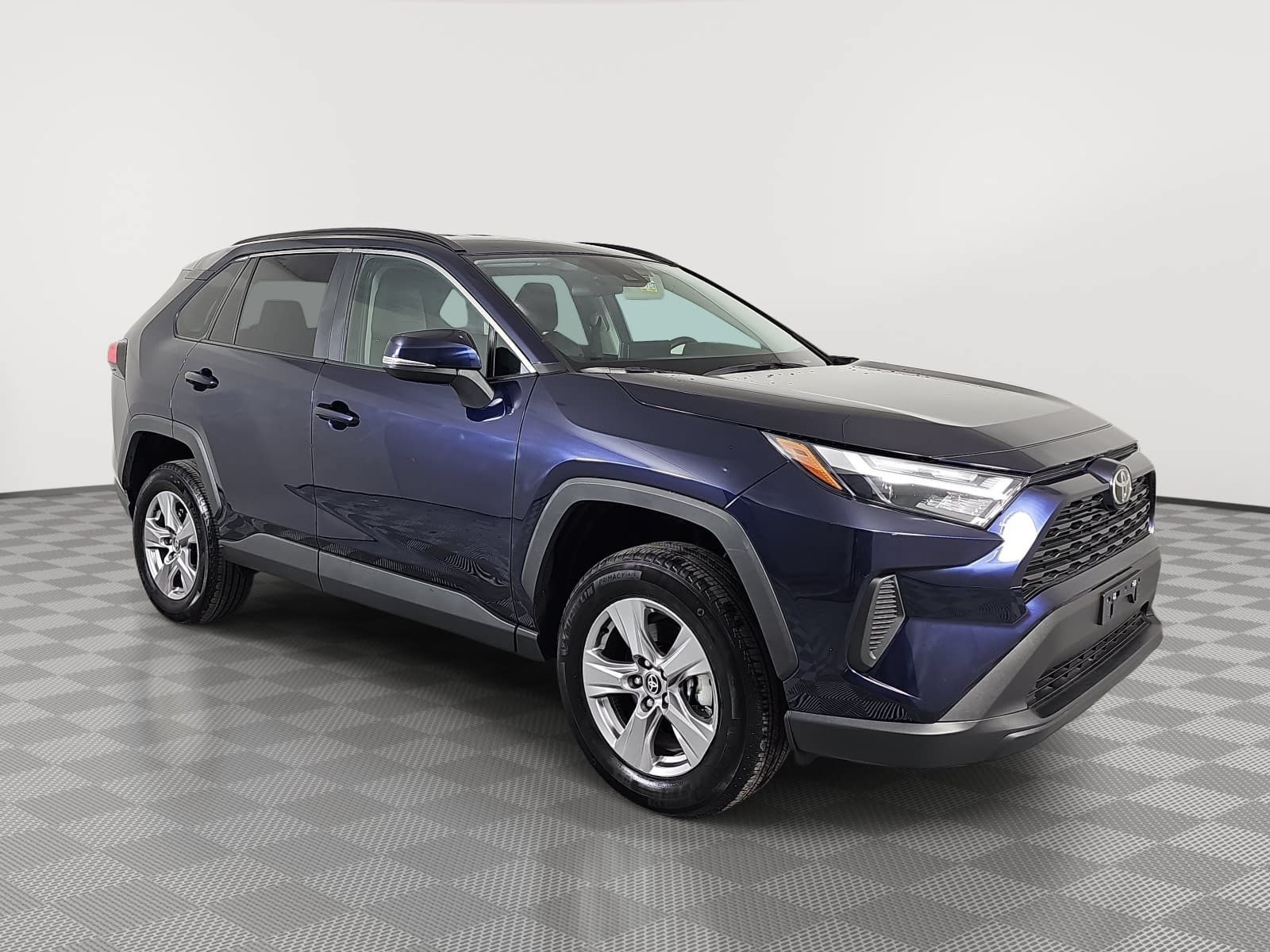 Used 2025 Toyota RAV4 XLE AWD/4WD image 2