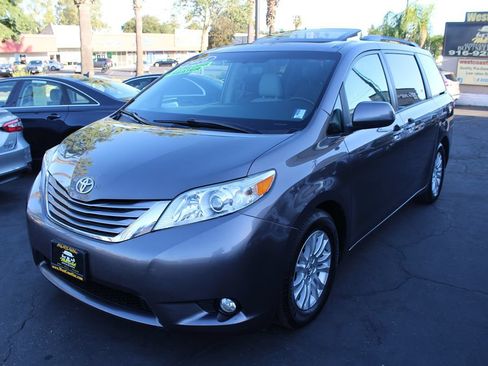 Used 2016 Toyota Sienna XLE FWD image 4