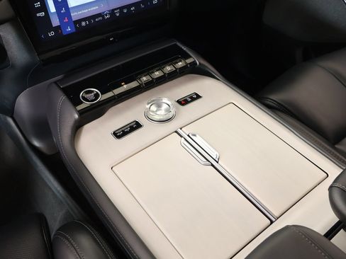 Certified 2026 Lincoln Navigator Reserve w/ Jet Appearance Package AWD/4WD image 9